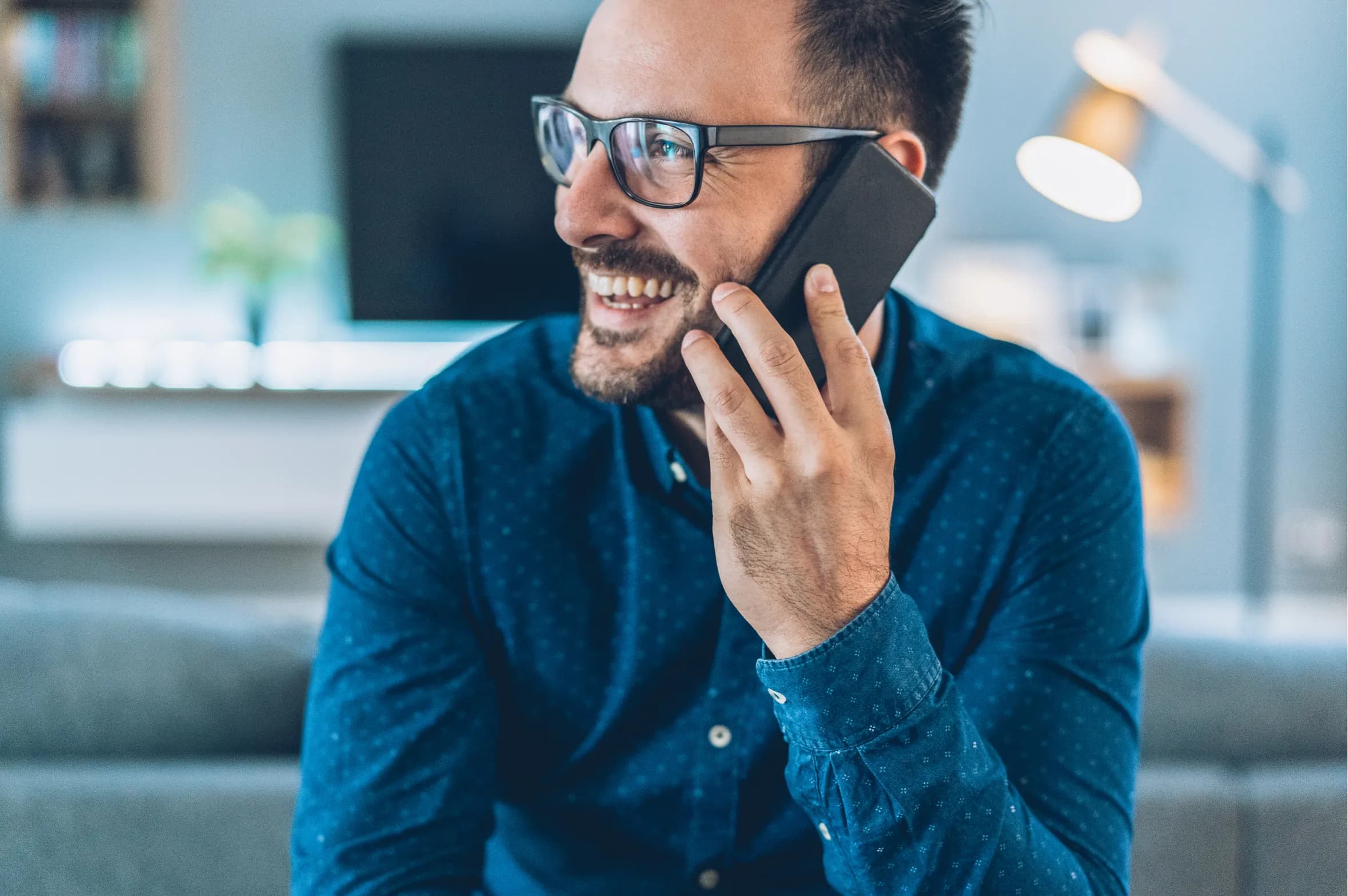 Un homme vérifie son assurance sur son téléphone